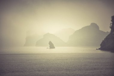 Misty Halong bay (Ha uzun), Vietnam, yağmurlu bir gün içinde. Filtre uygulanmış ve tonda görüntü