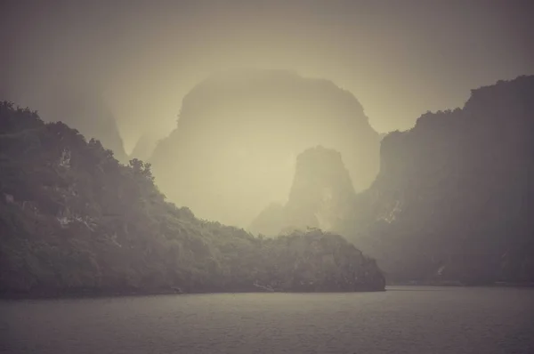 Misty Halong Bay Long Vietnam Rainy Day Filtered Toned Image — Stock Photo, Image