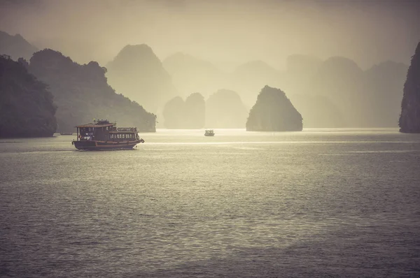 Misty Halong Bay Long Wietnam Deszczowy Dzień Filtrowane Stonowanych Obrazów — Zdjęcie stockowe