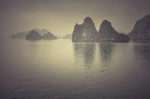 Misty Halong Bay Long Wietnam Deszczowy Dzień Filtrowane Stonowanych Obrazów — Zdjęcie stockowe