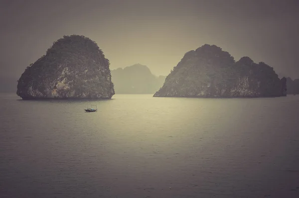 Misty Κόλπος Χαλόνγκ Long Βιετνάμ Μια Βροχερή Ημέρα Φιλτραρισμένο Και — Φωτογραφία Αρχείου