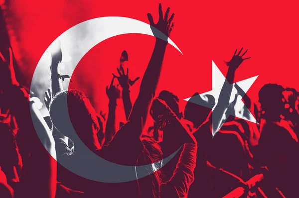Tłum Ludzi Podniesionymi Rękami Przez Mieszanie Flaga Turcja — Zdjęcie stockowe