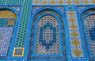 Renkli İslam desenleri, Arapça perde ile örtülü pencere çini mozaik. Kaya, tapınak Camii, Kudüs, İsrail kubbe