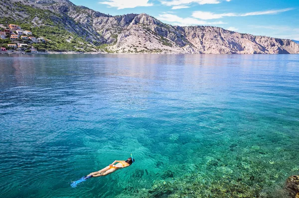 Jovem Mulher Snorkeling Claro Mar Tropical Raso Sobre Recifes Coral — Fotografia de Stock