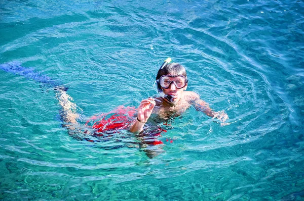 Tipo Snorkel Mostrando Una Concha Mar — Foto de Stock