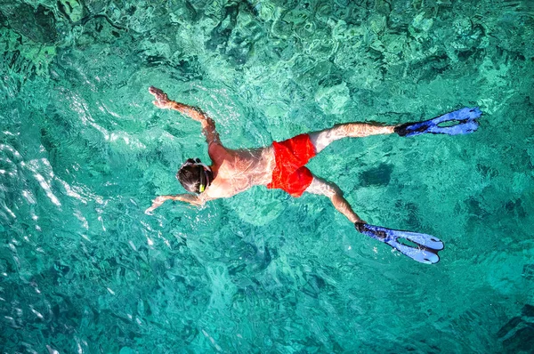 Snorkelen Man Turquoise Zeewater Boven Weergave — Stockfoto