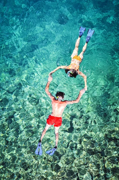 海の水で手を取り合ってシュノーケ リング愛好家 — ストック写真