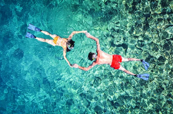 ロマンチックなカップルは 海でシュノーケ リングします ドローン ショット — ストック写真