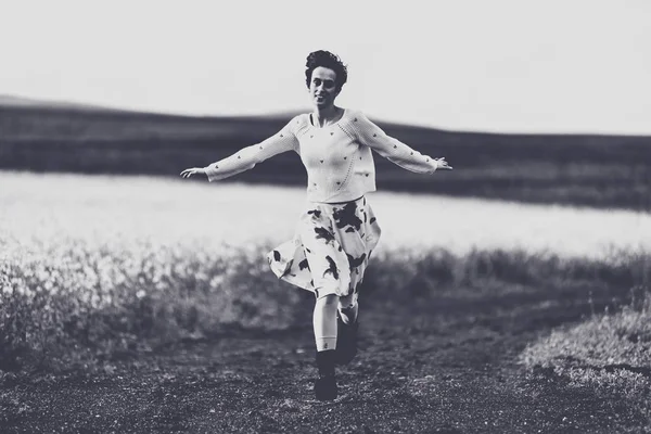 Mulher Saia Correndo Uma Estrada Rural Conceito Liberdade Preto Branco — Fotografia de Stock