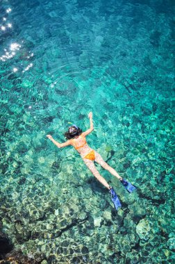 Drone görünümü içinde bikini mavi denizde dalış seksi kadın