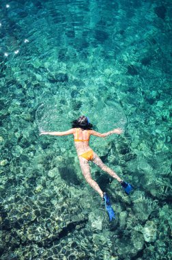 Turkuaz sularında Tayland kadın snorkeler