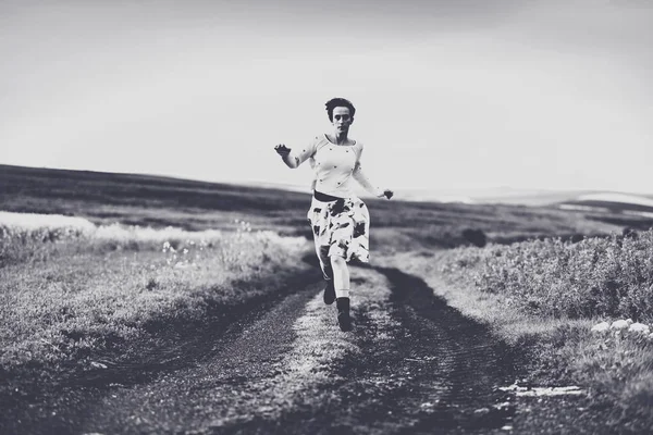 Mujer Con Falda Corriendo Por Camino Rural Concepto Libertad Blanco —  Fotos de Stock