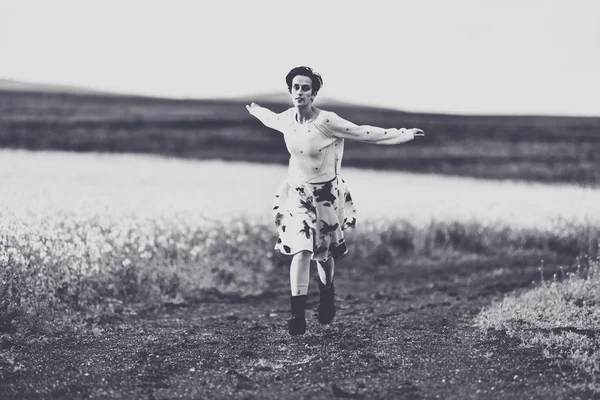 Mujer Con Falda Corriendo Por Camino Rural Concepto Libertad Blanco — Foto de Stock