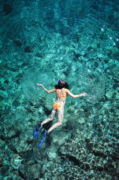 Mujer Delgada Buceando Aguas Profundas Esmeralda Isla Phi Phi Thailland —  Fotos de Stock