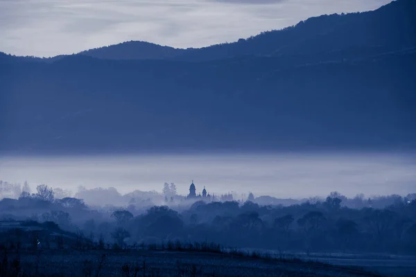 Vista Del Pueblo Montaña Mañana Brumosa Haze Amanecer Sobre Torre — Foto de Stock