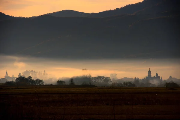 Vista Del Pueblo Montaña Mañana Brumosa Haze Amanecer Sobre Torre — Foto de Stock