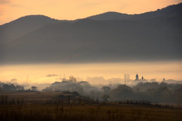 Horská Obec Pohled Mlhavé Ráno Opar Úsvitu Kostelní Věž — Stock fotografie