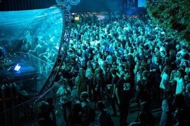 Bontida, Romanya - 20 Temmuz 2018: Kalabalık dans ve Dj Heion konser sırasında elektrik kale Festivali clubbing insan