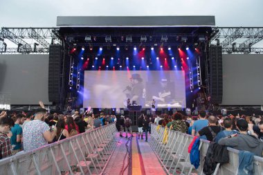 Bontida, Romanya - 18 Temmuz 2018: ABD'li Hip hop grubu suçlu alışkanlıkları şarkı canlı bir konser elektrik kale Festivali sırasında