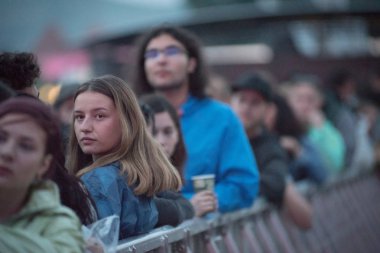 Bontida, Romanya - 18 Temmuz 2018: Kalabalık bir Damian Marley canlı konser elektrik kale Festivali sırasında parti neşeli insan
