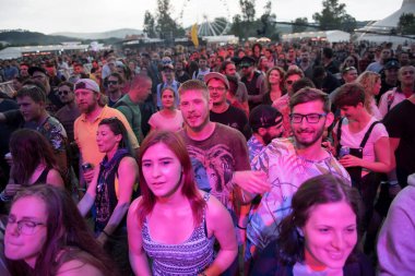 Bontida, Romanya - 18 Temmuz 2018: Kalabalık insan eğleniyor bir suçlu alışkanlıkları hip hop konserde elektrik kale Festivali sırasında