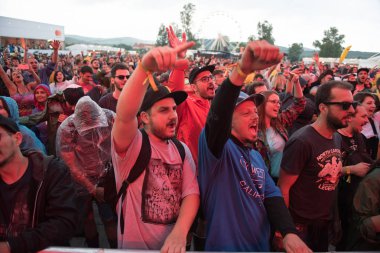 Bontida, Romanya - 18 Temmuz 2018: Kalabalık insan eğleniyor bir suçlu alışkanlıkları hip hop konserde elektrik kale Festivali sırasında