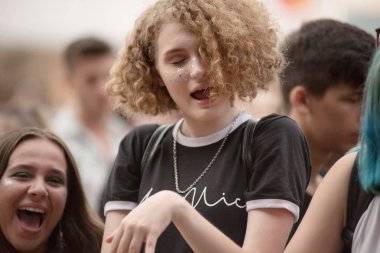 Bontida, Romanya - Temmuz, 19, 2018: Kalabalık bir Jp Cooper'ın canlı konser elektrik kale Festivali sırasında şarkı ve dans neşeli fanlar