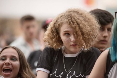 Bontida, Romanya - Temmuz, 19, 2018: Kalabalık bir Jp Cooper'ın canlı konser elektrik kale Festivali sırasında şarkı ve dans neşeli fanlar