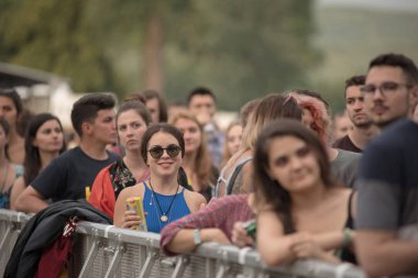 Bontida, Romanya - Temmuz, 19, 2018: Kalabalık bir Jp Cooper'ın canlı konser elektrik kale Festivali sırasında şarkı ve dans neşeli fanlar