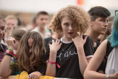 Bontida, Romanya - Temmuz, 19, 2018: Kalabalık bir Jp Cooper'ın canlı konser elektrik kale Festivali sırasında şarkı ve dans neşeli fanlar
