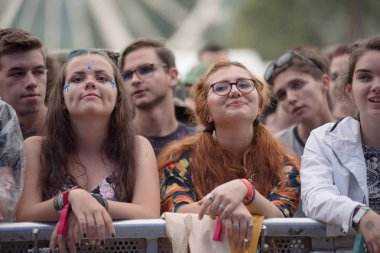 Bontida, Romanya - Temmuz, 19, 2018: Kalabalık bir Jp Cooper'ın canlı konser elektrik kale Festivali sırasında şarkı ve dans neşeli fanlar