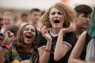 Bontida, Romanya - Temmuz, 19, 2018: Kalabalık bir Jp Cooper'ın canlı konser elektrik kale Festivali sırasında şarkı ve dans neşeli fanlar