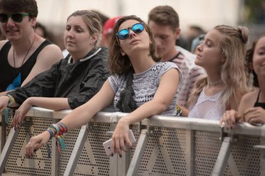 Bontida, Romanya - Temmuz, 19, 2018: Kalabalık bir Jp Cooper'ın canlı konser elektrik kale Festivali sırasında şarkı ve dans neşeli fanlar