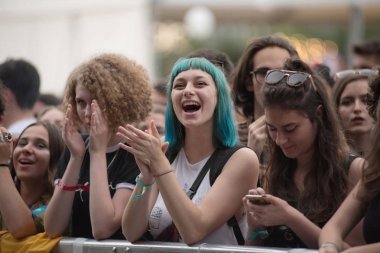 Bontida, Romanya - Temmuz, 19, 2018: Kalabalık bir Jp Cooper'ın canlı konser elektrik kale Festivali sırasında şarkı ve dans neşeli fanlar