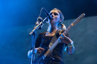 Bontida, Romanya - 19 Temmuz 2018: İngiliz alternatif rock grubu kurt Alice canlı ana sahne elektrik kale festival performans