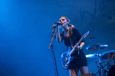 Bontida, Romanya - 19 Temmuz 2018: İngiliz alternatif rock grubu kurt Alice canlı ana sahne elektrik kale festival performans