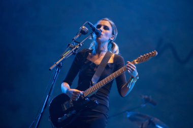 Bontida, Romanya - 19 Temmuz 2018: İngiliz alternatif rock grubu kurt Alice canlı ana sahne elektrik kale festival performans