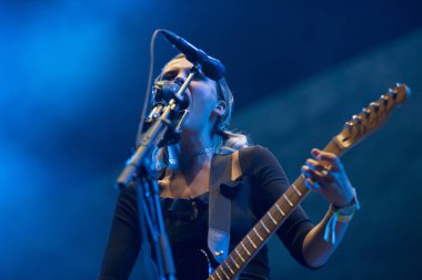Bontida, Romanya - 19 Temmuz 2018: İngiliz alternatif rock grubu kurt Alice canlı ana sahne elektrik kale festival performans