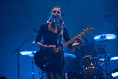 Bontida, Romanya - 19 Temmuz 2018: İngiliz alternatif rock grubu kurt Alice canlı ana sahne elektrik kale festival performans