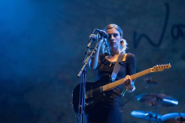 Bontida, Romanya - 19 Temmuz 2018: İngiliz alternatif rock grubu kurt Alice canlı ana sahne elektrik kale festival performans