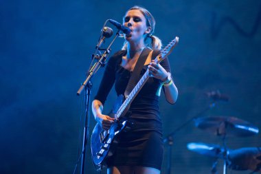 Bontida, Romanya - 19 Temmuz 2018: İngiliz alternatif rock grubu kurt Alice canlı ana sahne elektrik kale festival performans