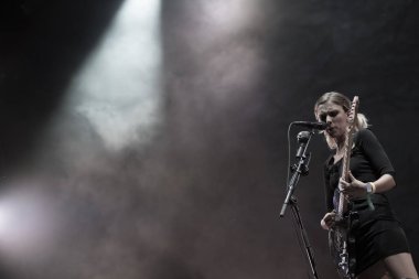 Bontida, Romanya - 19 Temmuz 2018: İngiliz alternatif rock grubu kurt Alice canlı ana sahne elektrik kale festival performans