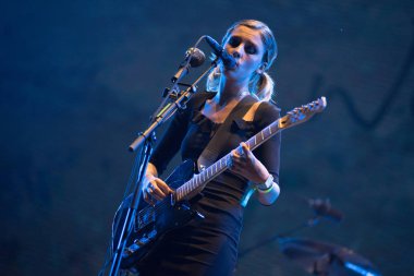 Bontida, Romanya - 19 Temmuz 2018: İngiliz alternatif rock grubu kurt Alice canlı ana sahne elektrik kale festival performans