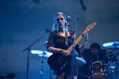 Bontida, Romanya - 19 Temmuz 2018: İngiliz alternatif rock grubu kurt Alice canlı ana sahne elektrik kale festival performans