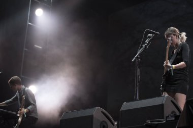 Bontida, Romanya - 19 Temmuz 2018: İngiliz alternatif rock grubu kurt Alice canlı ana sahne elektrik kale festival performans