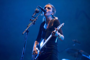 Bontida, Romanya - 19 Temmuz 2018: İngiliz alternatif rock grubu kurt Alice canlı ana sahne elektrik kale festival performans