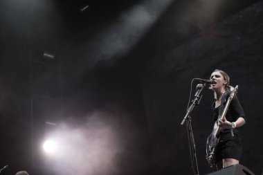 Bontida, Romanya - 19 Temmuz 2018: İngiliz alternatif rock grubu kurt Alice canlı ana sahne elektrik kale festival performans