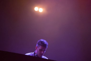 Bontida, Romanya - 20 Temmuz 2018: Belçika davul ve bas müzisyen ve Dj Netsky elektrik kale Festivali canlı performans