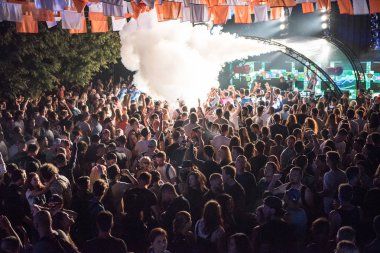Bontida, Romanya - 20 Temmuz 2018: Kalabalık dans ve Dj Heion konser sırasında elektrik kale Festivali clubbing insan