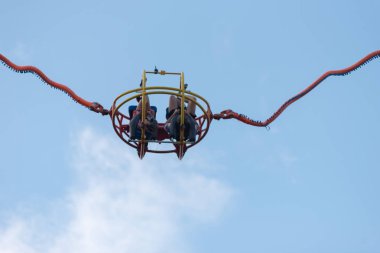 Bontida, Romanya - 20 Temmuz 2018: elektrik kale Festivali ters bungee zevk insanlar